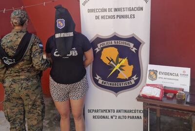 Gladys Margarita Aguiar Enciso aparece con las evidencias incautadas.