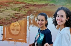 Macarena Ruiz, a la izquierda, y Almudena Ruiz, en la Barraca, con el retablo de Rosario de Chikitunga de fondo durante la exposición del evento de Tañarandy del año pasado.