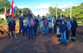 Vecinos de Loma Perõ reactivan su protesta y exigen al MOPC el reinicio de las obras del tramo tres de la Ruta del Progreso.