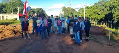 Vecinos de Loma Perõ reactivan su protesta y exigen al MOPC el reinicio de las obras del tramo tres de la Ruta del Progreso.
