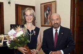 Diana Svec, condecorada, y Pierre Christian Soccoja, embajador de Francia en Paraguay.