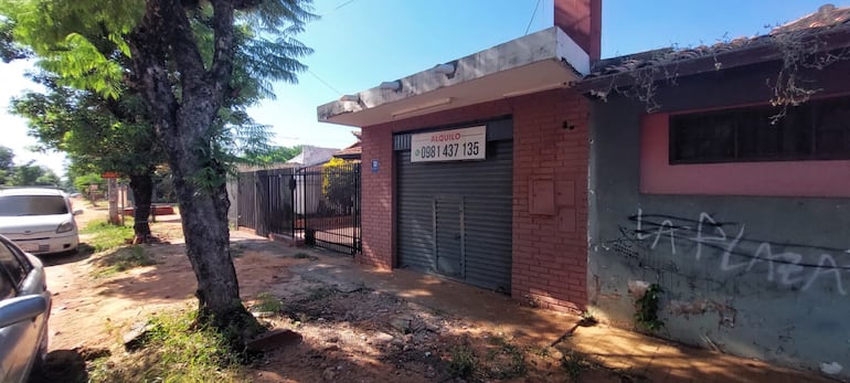 Mayoría de los locales comerciales sobre Epifanio Méndez Fleitas están clausurados, en venta o en alquiler.