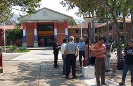 Esta mañana los docentes fueron frente al Rectorado de la Universidad Nacional de Asunción (UNA) para seguir desde afuera la sesión del Consejo Superior Universitario de la UNA.
