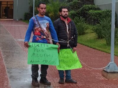Los dos manifestantes se encadenaron frente al Palacio de Justicia para exigir la libertad del senador electo.