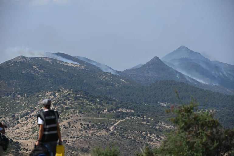 FOTODELDÍA ROBLEDO DE CHAVELA (C. DE MADRID), 25/07/2026.- Vista del incendio de la sierra oeste de la Comunidad de Madrid desde la localidad de Robledo de Chavela, este sábado. Las llamas siguen devorando parte de la Comunidad de Madrid y la provincia de Ávila en unos incendios extremos, que han consumido ya unas 20.000 hectáreas y han obligado a desalojar o confinar a 60.000 personas mientras avanzan sin control, aunque las autoridades ven una oportunidad en los trabajos de extinción debido a la mejoría de las condiciones meteorológicas. EFE/Fernando Villar
