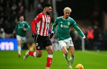 El delantero francés del Liverpool, Hugo Ekitike (n.° 22), corre con el balón bajo la presión del defensa paraguayo del Sunderland (n.° 15), Omar Alderete, durante el partido de la Premier League inglesa entre el Sunderland y el Liverpool en el Stadium of Light de Sunderland, noreste de Inglaterra, el 11 de febrero de 2026. (Foto de ANDY BUCHANAN / AFP)