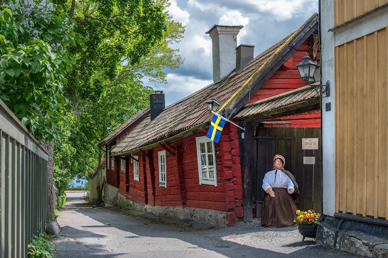 Casa de madera roja en Sigtuna, la ciudad más antigua de Suecia.