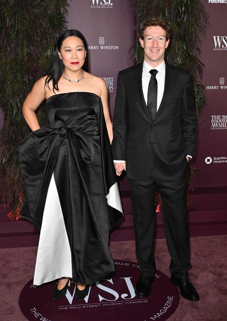 ¡Muy elegantes! Mark Zuckerberg y su esposa Priscilla Chan en los WSJ Innovator Awards en Nueva York. (ANGELA WEISS / AFP)