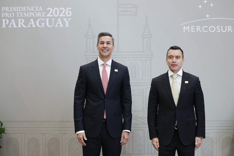 AME6131. LUQUE (PARAGUAY), 30/06/2026.- El presidente de Paraguay, Santiago Peña (i), posa junto a su homólogo de Ecuador, Daniel Noboa, previo a la cumbre de jefes de Estado del bloque este martes, durante el Mercosur en Luque (Paraguay). EFE/ Juan Pablo Pino
