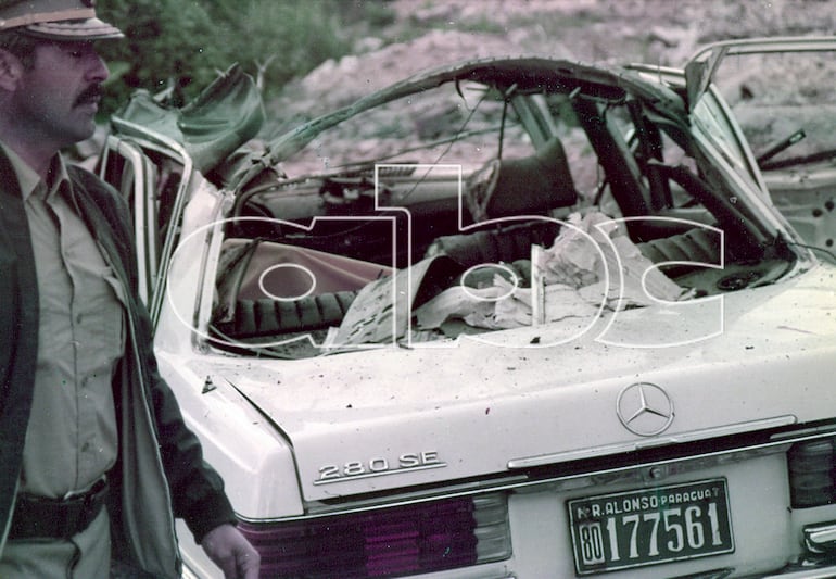 Detalles de lo que quedó del automovil Mercedes-Benz donde viajaba Somoza.