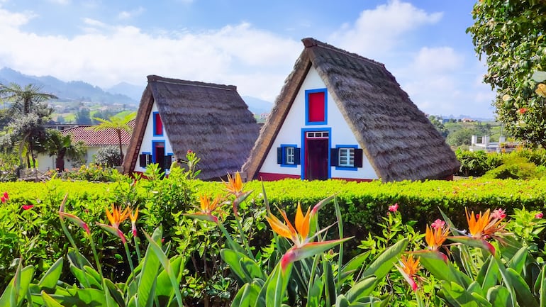 Casas tradicionales coloridas en Santana, isla de Madeira, Portugal.