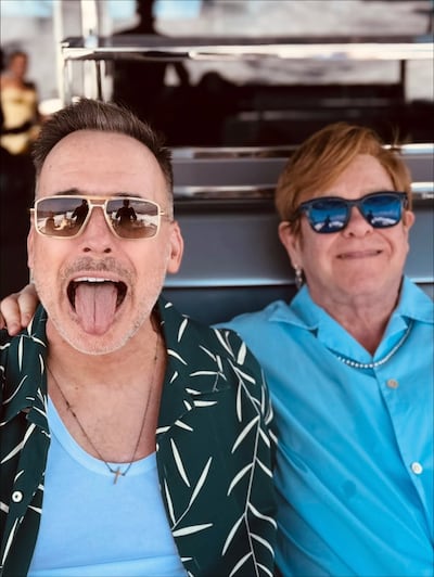 Con esta postal Elton John felicitó a su esposo David Furnish por su cumpleaños número 63.