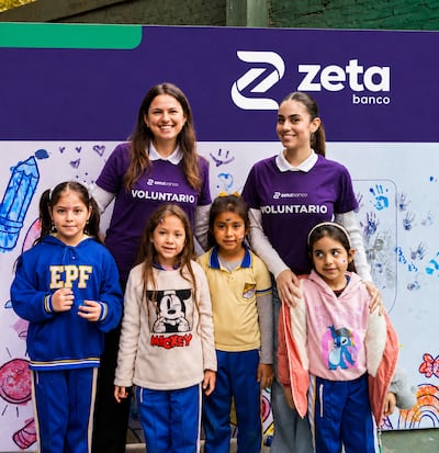 Colaboradores de Banco Zeta participaron como voluntarios de una jornada especial para agasajar a cerca de 300 niños de la Escuela Parroquial Papa Francisco.