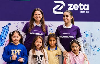 Colaboradores de Banco Zeta participaron como voluntarios de una jornada especial para agasajar a cerca de 300 niños de la Escuela Parroquial Papa Francisco.