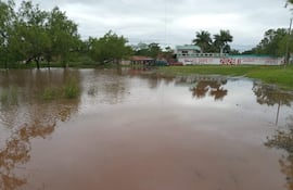 Las aguas del arroyo Tapiracuai ya están al borde de las viviendas de las familias en Santaní