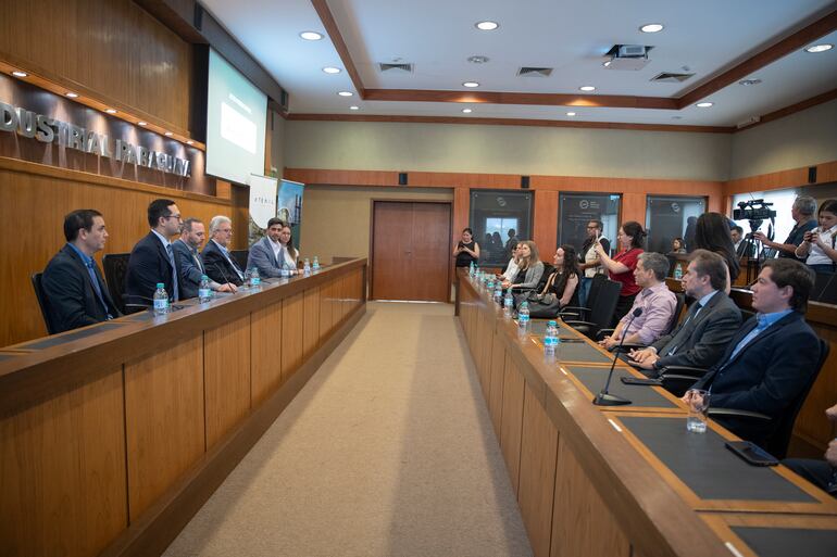 Firma de la fundación de Capadeco con las cuatro empresas dedicadas al desarrollo y comercio de créditos de carbono en el Paraguay.
