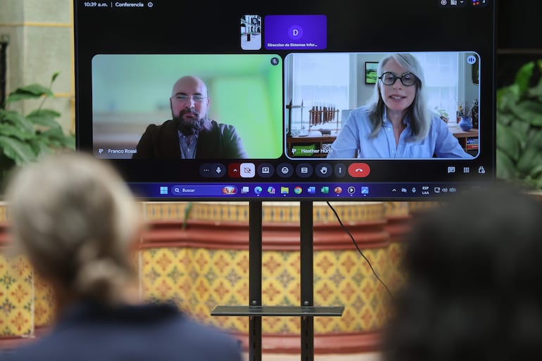 El epigrafista Franco Rossi (i) y la coordinadora del proyecto San Bartolo-Xultún, Heather Hurst, participan en una videoconferencia sobre la presentación de hallazgos en jeroglíficos mayas, en el Palacio Nacional de la Cultura, este lunes, en Ciudad de Guatemala (Guatemala).