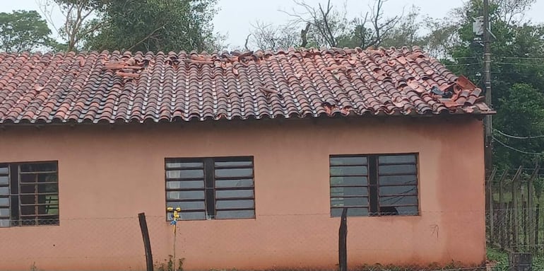 Edificio de una sola planta con techo de tejas dañado, por el reciente temporal ocurrido en Unión