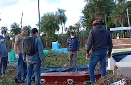 En Acahay, exhuman cadáver para necropsia ante sospechas de asesinato y no de ahogamiento.