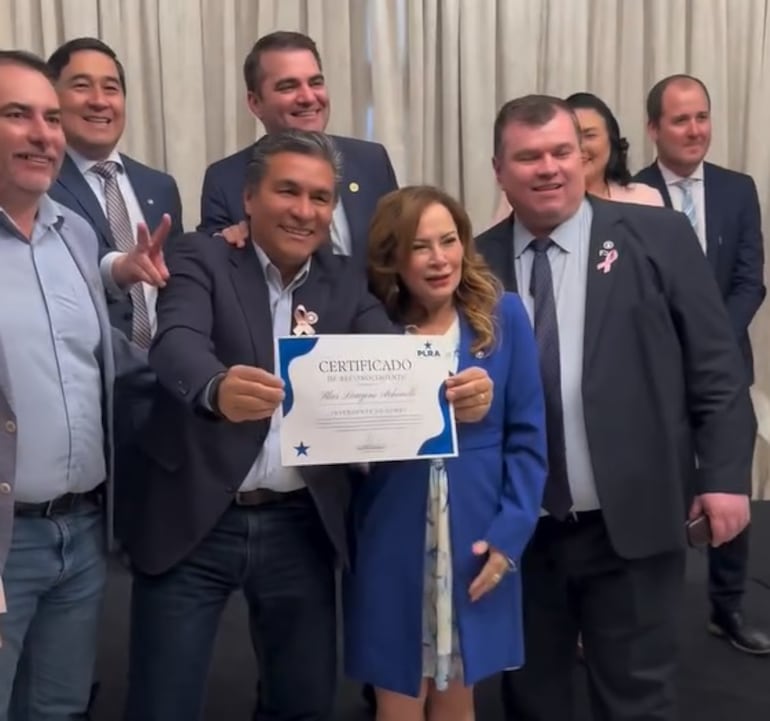 Legisladores del PLRA posan con el intendente electo de Ñemby, Blas Lanzoni.