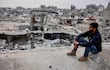 Un hombre observa la destrucción en una zona de la Ciudad de Gaza.