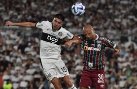 El defensor de Olimpia Mateo Gamarra (L) y el mediocampista de Fluminense Felipe Melo saltan para un cabezazo durante el partido de vuelta de los cuartos de final de la Copa Libertadores entre Olimpia de Paraguay y Fluminense de Brasil en el estadio Defensores del Chaco en Asunción, el 31 de agosto de 2023.