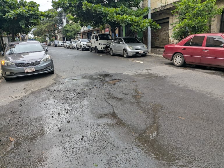 El agua corre, destroza el asfalto e incrementa el riesgo para los conductores.