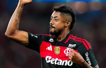 El delantero brasileño, Bruno Henrique Pinto (35 años), celebra la segunda anotación de Flamengo en el triunfo sobre Vitória.