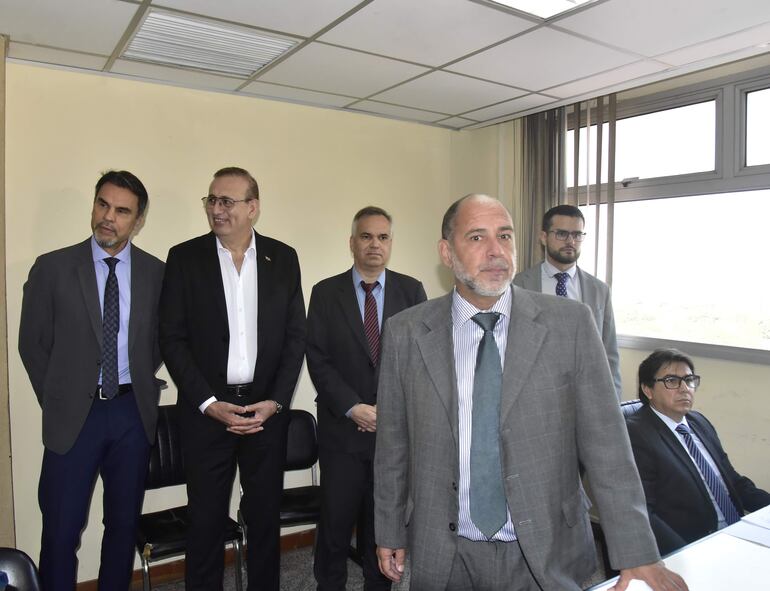 Fiscal Néstor Coronel (sentado) solicitó el arresto domiciliario del senador Erico Galeano al juez Gustavo Amarilla.