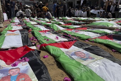 La ciudad de Gaza fue testigo este martes del entierro masivo de 112 miembros de una misma familia, incluidos niños, mujeres, hombres y ancianos, cuyos cadáveres fueron recuperados de entre los escombros después de que el Ejército israelí bombardeara sus casas hace dos años y ocho meses.