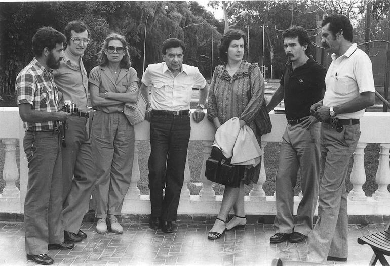 De izquierda a derecha, Jesús Ruiz Nestosa, Alfredo Seiferheld, Marilyn Parini, los esposos Augusto Roa Bastos e Iris Giménez, Ricardo Caballero Aquino y Alcibiades González Delvalle. ARCHIVO ABC COLOR.