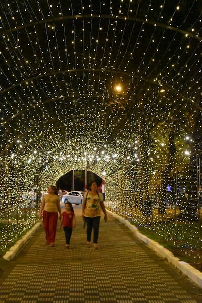 Las plazas céntricas de la ciudad de Pilar fueron transformadas con decoraciones y luminarias navideñas, que ya se convierten en uno de los principales atractivos turísticos de la temporada.