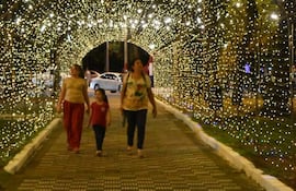 Las plazas céntricas de la ciudad de Pilar fueron transformadas con decoraciones y luminarias navideñas, que ya se convierten en uno de los principales atractivos turísticos de la temporada.
