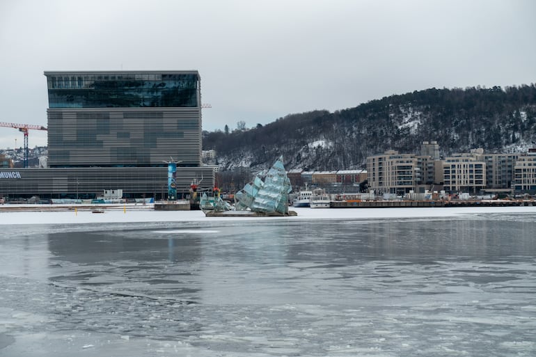 Edificio del nuevo Museo Munch - Munchmuseet - en el distrito de Bjorvika en el paseo marítimo de Oslofjord, Noruega.
