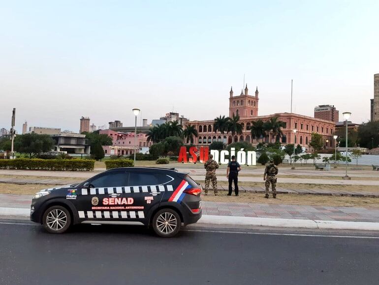 Uniformados de la Senad en la Costanera de Asunción.