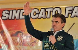 El presidente de Bolivia, Rodrigo Paz, habla durante una reunión con el sector fabril, en Quillacollo (Bolivia).
