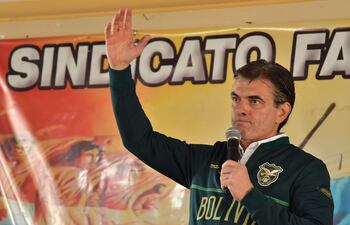 El presidente de Bolivia, Rodrigo Paz, habla durante una reunión con el sector fabril, en Quillacollo (Bolivia).