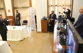 El diputado Hernán Rivas jura como miembro ante el presidente Enrique Bacchetta (ANR, añetete). El mismo presidente de la Cámara Baja, Pedro Alliana, asistió a la ceremonia de juramento.