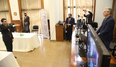 El diputado Hernán Rivas jura como miembro ante el presidente Enrique Bacchetta (ANR, añetete). El mismo presidente de la Cámara Baja, Pedro Alliana, asistió a la ceremonia de juramento.