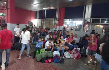 Muchos ciudadanos esperando viajar por la Navidad en la Estación de Buses de Asunción (EBAS)