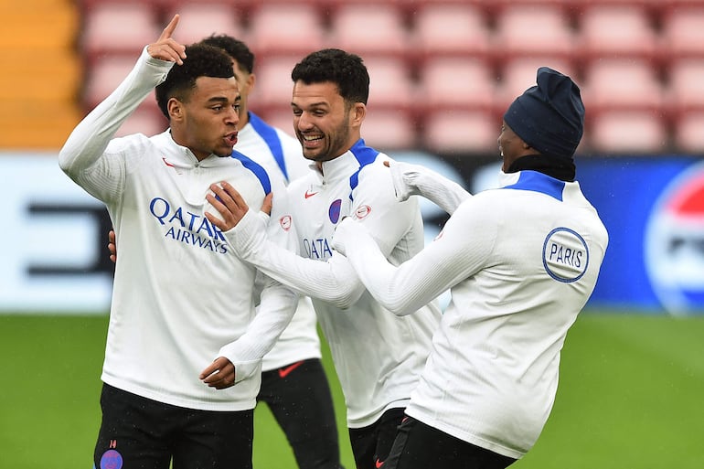Desire Doue (i), Goncalo Ramos (c), en el entrenamiento del PSG, en la previa al juego ante el Liverpool.