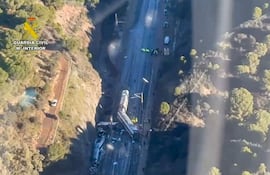 Captura de imágenes áreas de la búsqueda de evidencias que puedan servir para la identificación de víctimas e investigación del accidente ferroviario en Adamuz (Córdoba) en el que al menos 39 personas han muerto y un centenar han resultado heridas, es el cuarto siniestro ferroviario más grave registrado en España.