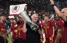 El técnicno portugués del Roma Jose Mourinho celebra con su trofeo luego de ganar la UEFA en mayo de 2022.