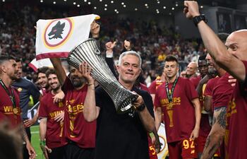 José Mourinho con el trofeo de la UEFA Conference League que conquistó la temporada pasada con la Roma. Mañana disputará la final de la UEFA Europa League