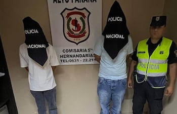Los dos detenidos con la porción de marihuana.