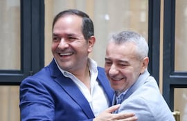 El senador y precandidato de Fuerza y Causa Republicana a intendente capitalino, Arnaldo Samaniego, (izq.) y el diputado Daniel Centurión, quien declinó a su precandidatura a intendente de Asunción por Colorado Añetete. (Foto de archivo).