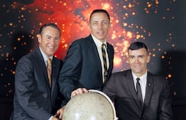 La tripulación principal de la misión de alunizaje de Apolo 13, de izquierda a derecha, estaba integrada por el comandante James A. Lovell Jr., el piloto del módulo de mando John L. Swigert Jr. y el piloto del módulo lunar Fred W. Haise Jr.