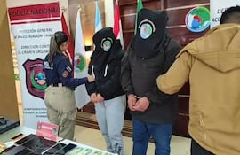 Dos de los detenidos durante el operativo de esta mañana en el barrio Remansito.