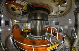 Unidad N° 9 del parque de maquinarias de la central binacional Itaipú sometida entonces a trabajos de mantenimiento. Foto de archivo.