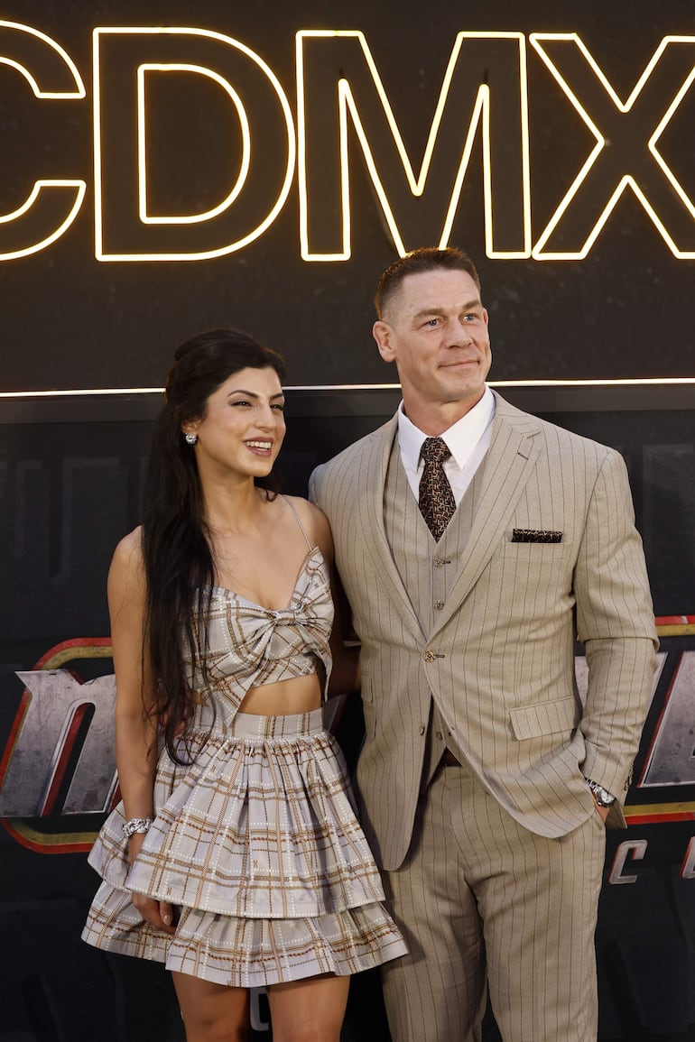 John Cena y su esposa Shay Shariatzadeh posando juntitos en la premier de Matchbox en Ciudad de México. (EFE/ Sáshenka Gutiérrez)